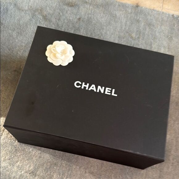 Chanel Black Box with White Flower - Magnetic Open Box - Large Gift Box - Picture 1 of 3